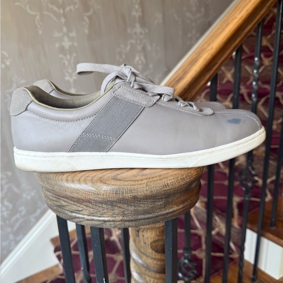 VIONIC men’s leather grey sneaker US size 11 good condition Mark top right - Picture 9 of 9